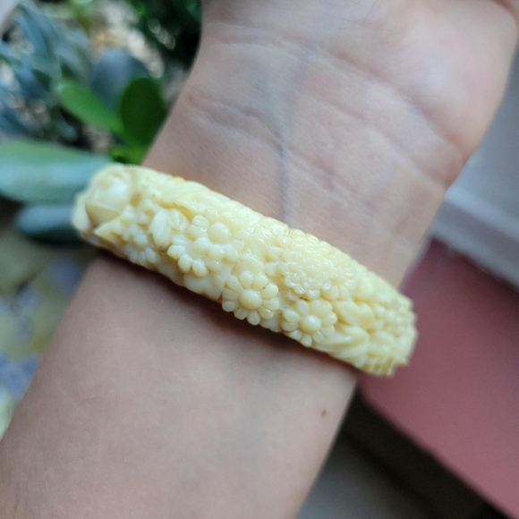 Vintage 1950s Carved Celluloid Rose Flower Bracelet - Picture 6 of 8